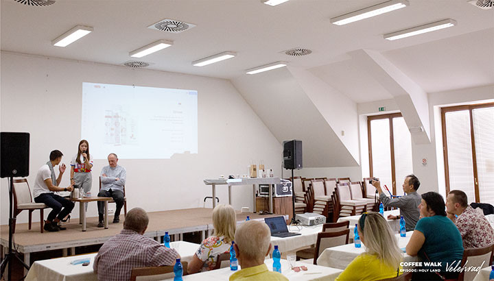 Coffee walk giới thiệu cà-phê Việt Nam tới người dân Czech. Ảnh: SOPHIA