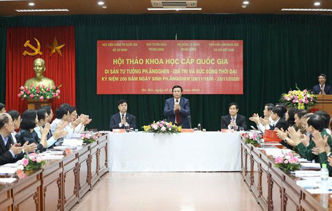 Đồng chí Nguyễn Xuân Thắng, Bí thư Trung ương Đảng, Giám đốc Học viện Chính trị quốc gia Hồ Chí Minh, Chủ tịch Hội đồng Lý luận Trung ương chủ trì hội thảo. (Ảnh: TTXVN)