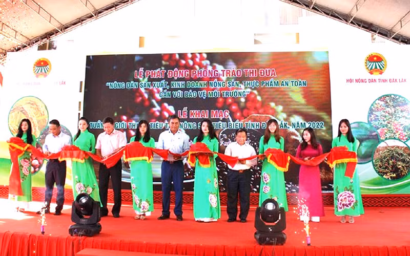 Các đại biểu cắt băng khai mạc Tuần lễ giới thiệu, tiêu thụ nông sản tiêu biểu tỉnh Đắk Lắk năm 2022.