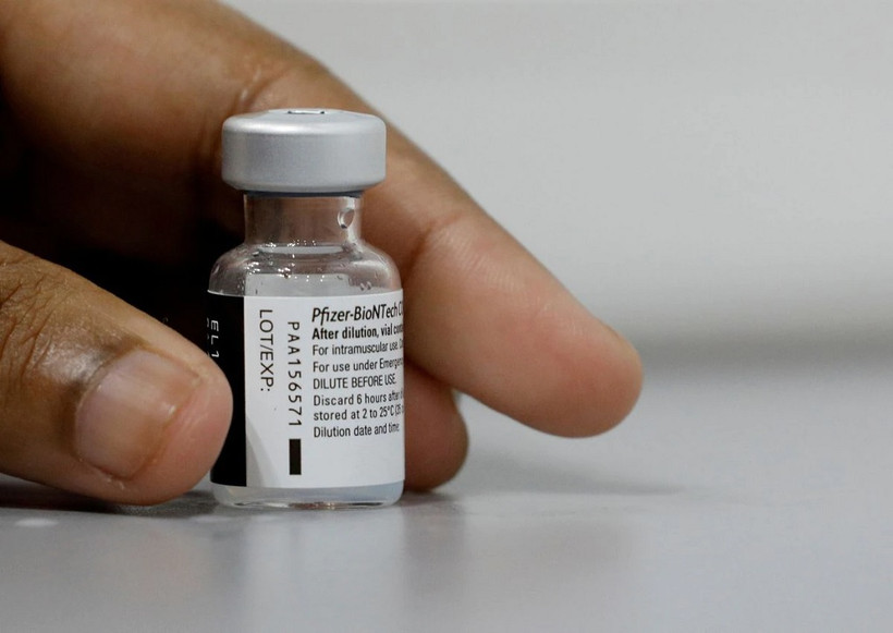 Lọ vaccine ngừa Covid-19 của Pfizer. Ảnh: Reuters.