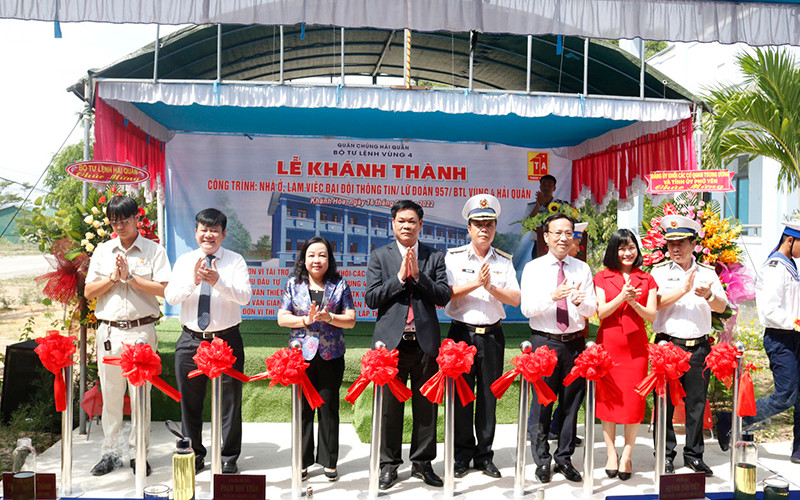Các đại biểu dự lễ khánh thành và bàn giao công trình.