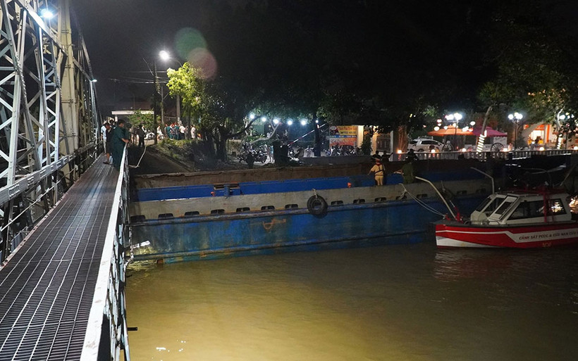 Lực lượng chức năng tỉnh Đồng Nai “giải cứu” sà lan trong đêm.