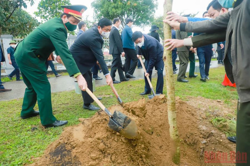 Các đồng chí lãnh đạo tỉnh Nghệ An và Quân khu 4 trồng cây hoa ban dọc tuyến đường xung quanh Di tích quốc gia - Khu Lưu niệm Tổng Bí thư Lê Hồng Phong. (Ảnh: Thành Duy)