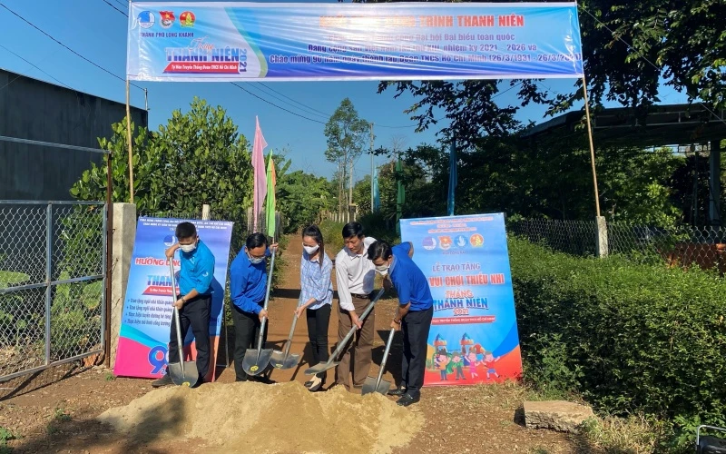 Khởi công xây dựng tuyến đường bê-tông ở TP Long Khánh.