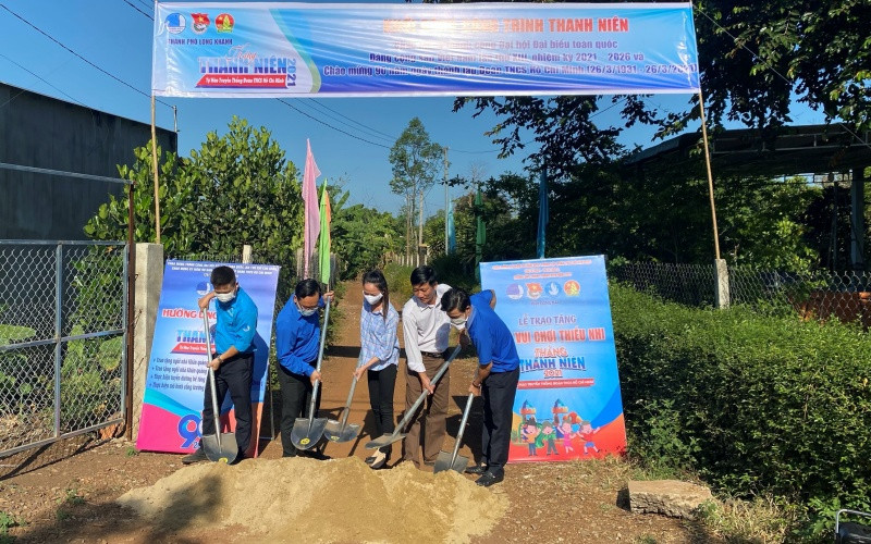 Khởi công xây dựng tuyến đường bê-tông ở TP Long Khánh.