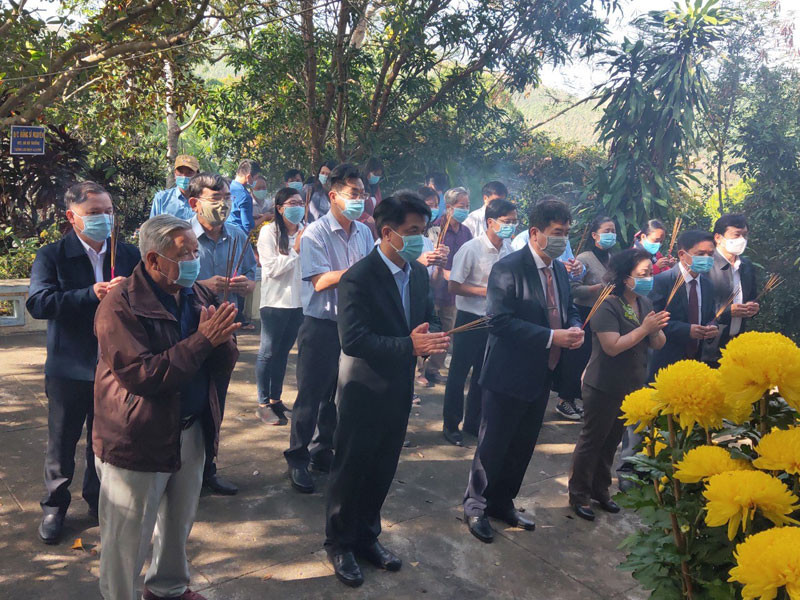 Đông đảo cán bộ nhân dân trong tỉnh tham gia Lễ dâng hương tưởng niệm.