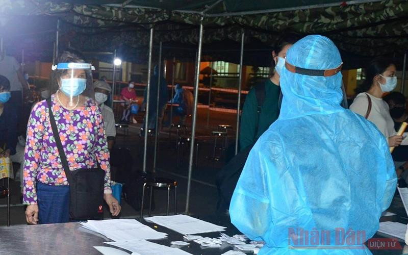 Tiếp nhận, cách ly công dân Việt Nam trở về từ Australia tại Trung đoàn Đồng Nai.