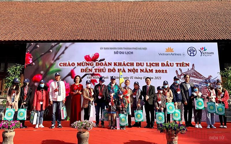 Hà Nội đón những vị du khách đầu tiên của năm 2021. Ảnh: Nguyễn Chí Dũng