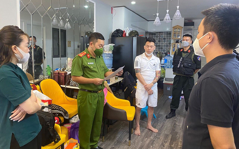 Lực lượng công an bắt giữ đối tượng Đỗ Ngọc Hà (tức “Hà Miên”) cầm đầu đường dây đánh bạc 30 nghìn tỷ đồng.