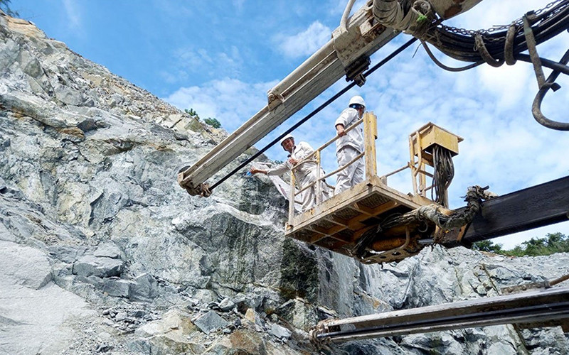 Thi công hầm Núi Vung, hầm đường bộ trên tuyến cao tốc bắc-nam thuộc dự án Cam Lâm-Vĩnh Hảo.