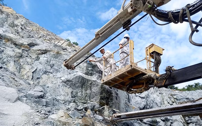 Thi công hầm Núi Vung, hầm đường bộ trên tuyến cao tốc bắc-nam thuộc dự án Cam Lâm-Vĩnh Hảo.