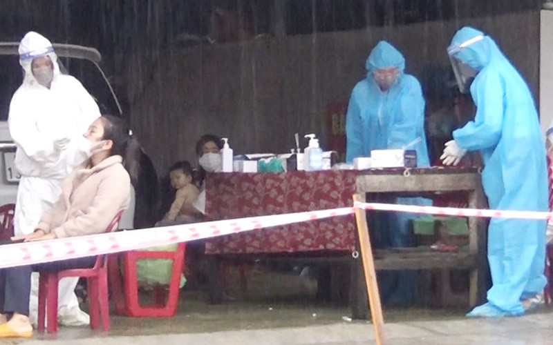 Tập trung lấy mẫu xét nghiệm luôn trong đêm mưa.