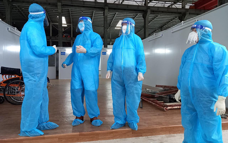 Đoàn công tác khảo sát Bệnh viện dã chiến 16 để tiến hành thành lập Trung tâm hồi sức Covid-19. (Ảnh: HVĐ)