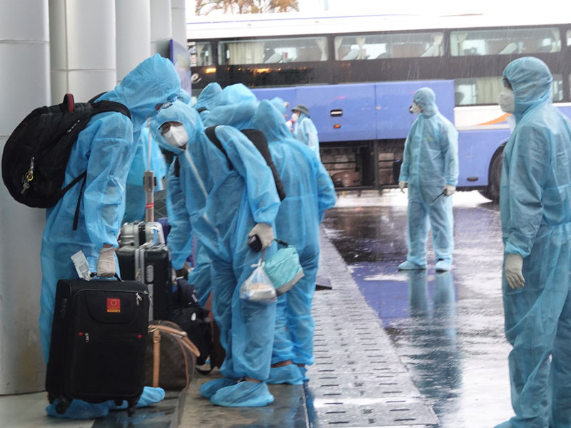 Các công dân sau khi xuống máy bay sẽ được xe đưa về khu cách ly tập trung.