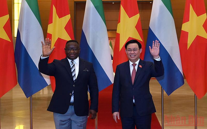 Tổng thống nước Cộng hòa Sierra Leone Julius Maada Bio và Chủ tịch Quốc hội Vương Đình Huệ vẫy tay chào phóng viên các cơ quan thông tấn, báo chí.