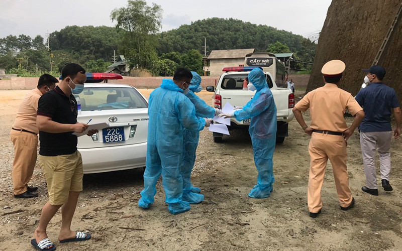 Lực lượng Công an Tuyên Quang cùng các cơ quan chức năng phát hiện và đưa đối tượng về Bắc Giang tiếp tục cách ly điều trị.