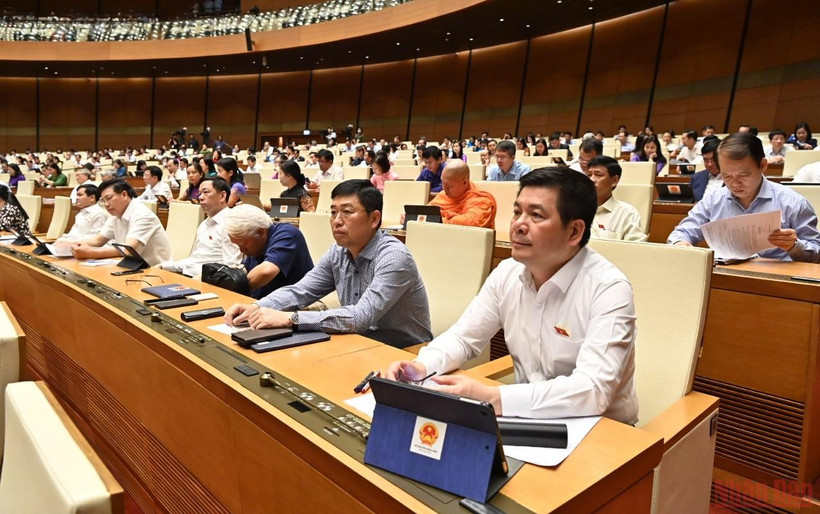 Các đại biểu Quốc Hội trong phiên làm việc tại Hội trường Diên Hồng, sáng 30/5. (Ảnh: LINH KHOA)