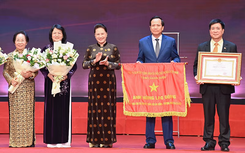 Chủ tịch Quốc hội Nguyễn Thị Kim Ngân trao danh hiệu Anh hùng Lao động thời kỳ đổi mới tặng Quỹ Bảo trợ trẻ em Việt Nam. Ảnh: Tiến Tuấn