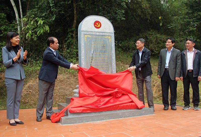 Các đại biểu thực hiện nghi lễ khánh thành Bia di tích lịch sử của Văn phòng T.Ư Đảng tại xã Kim Quan, huyện Yên Sơn, tỉnh Tuyên Quang.