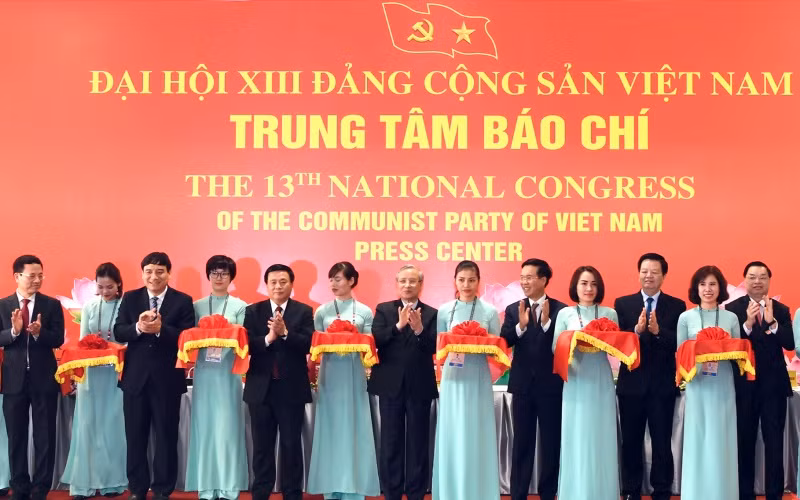 Các đồng chí Trần Quốc Vượng, Ủy viên Bộ Chính trị, Thường trực Ban Bí thư; đồng chí Võ Văn Thưởng, Ủy viên Bộ Chính trị, Bí thư Trung ương Đảng, Trưởng ban Tuyên giáo Trung ương; đồng chí Nguyễn Xuân Thắng, Bí thư Trung ương Đảng, Giám đốc Học viện Chính trị quốc gia Hồ Chí Minh, Chủ tịch Hội đồng Lý luận Trung ương cùng các đồng chí lãnh đạo Đảng, Nhà nước và các đại biểu thực hiện nghi thức khai trương Trung tâm báo chí.