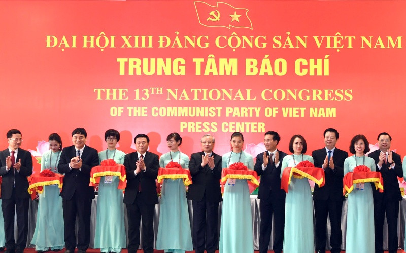 Các đồng chí Trần Quốc Vượng, Ủy viên Bộ Chính trị, Thường trực Ban Bí thư; đồng chí Võ Văn Thưởng, Ủy viên Bộ Chính trị, Bí thư Trung ương Đảng, Trưởng ban Tuyên giáo Trung ương; đồng chí Nguyễn Xuân Thắng, Bí thư Trung ương Đảng, Giám đốc Học viện Chính trị quốc gia Hồ Chí Minh, Chủ tịch Hội đồng Lý luận Trung ương cùng các đồng chí lãnh đạo Đảng, Nhà nước và các đại biểu thực hiện nghi thức khai trương Trung tâm báo chí.