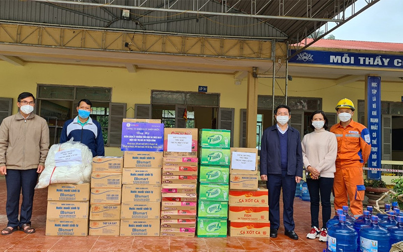 Ông Phan Ngọc Khánh (thứ 3 từ phải sang), Phó giám đốc Công ty Điện lực Điện Biên trao quà tại điểm cách ly Trường Tiểu học - THCS Na Ư.