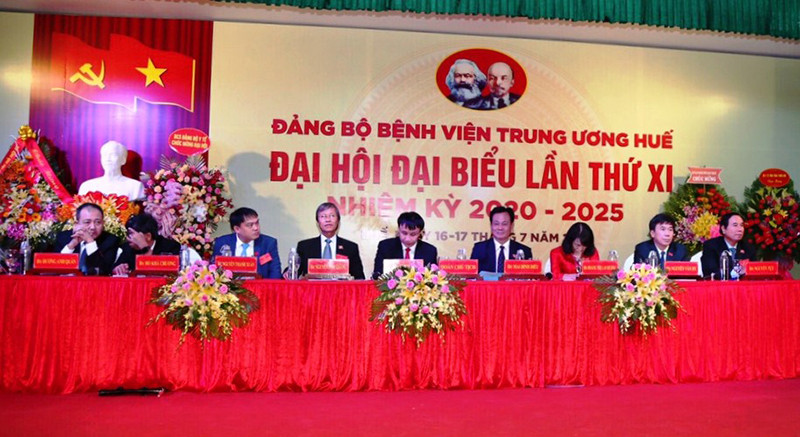 Đoàn Chủ tịch điều hành tại Đại hội đại biểu Đảng bộ Bệnh viện T.Ư Huế khóa XI.