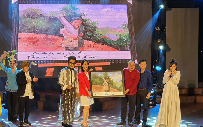 Bán đấu giá bức tranh em bé vùng cao ủng hộ người dân bị ảnh hưởng bởi dịch Covid-19.