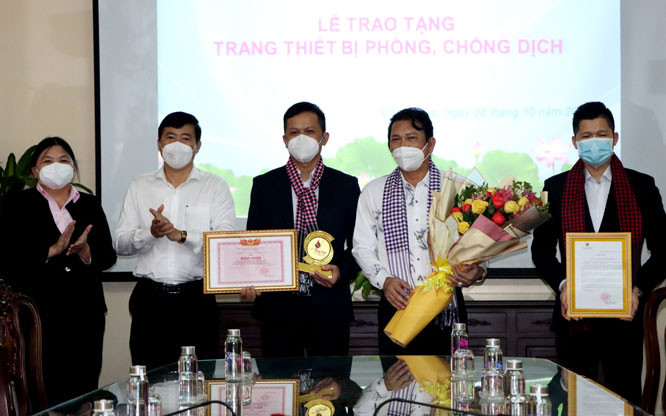 Chủ tịch UBND tỉnh Đồng Tháp Phạm Thiện Nghĩa trao Bằng khen và Thư cảm ơn Công ty Cổ phần Ô-tô Trường Hải. (Ảnh: VĂN KHƯƠNG)