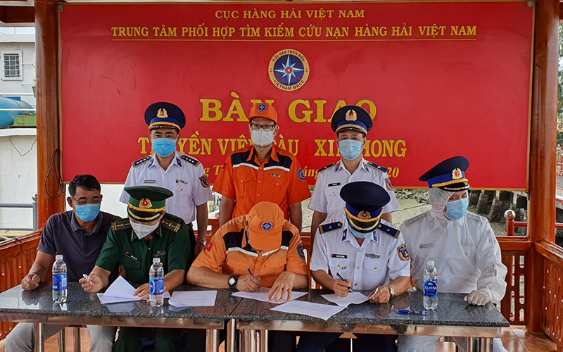 Lễ bàn giao 11 thuyền viên tàu hàng Xin Hong.