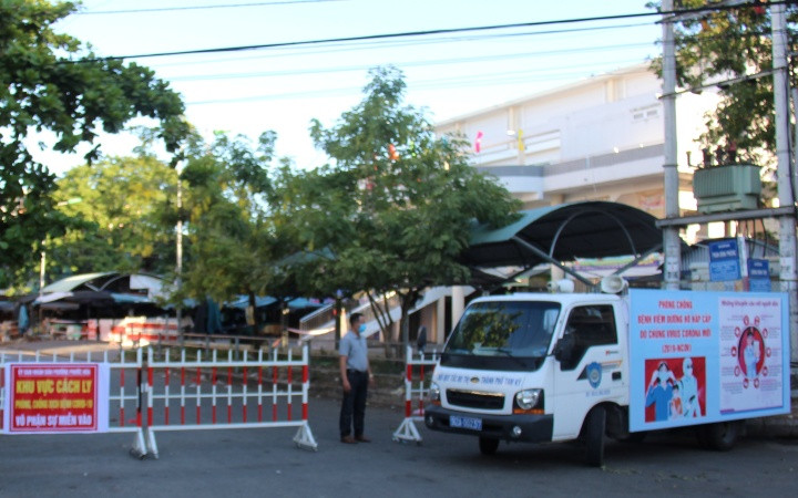 Lực lượng chức năng thực hiện phong tỏa khu vực nhà ở BN841.