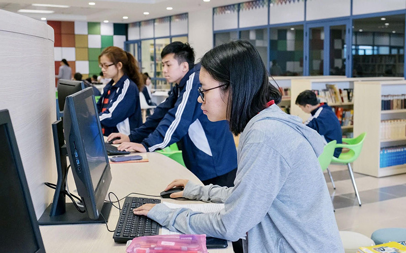 Người sử dụng internet cần trang bị kiến thức về công nghệ, kỹ năng bảo đảm an toàn thông tin. (Ảnh PHƯƠNG THẢO)