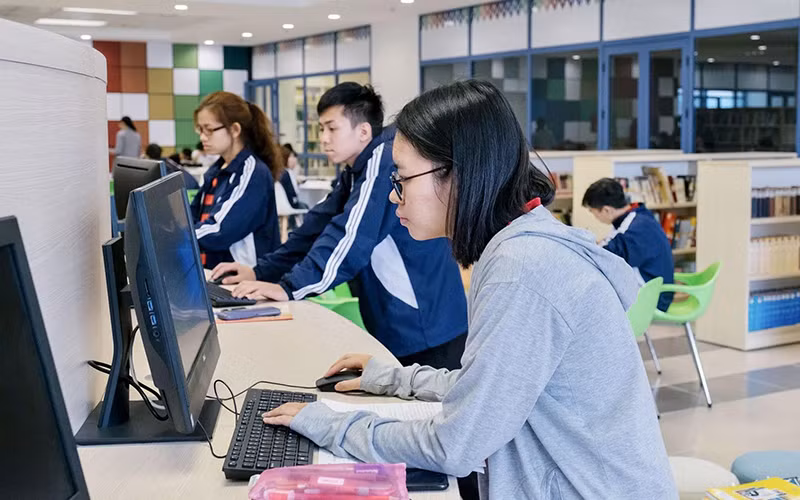 Người sử dụng internet cần trang bị kiến thức về công nghệ, kỹ năng bảo đảm an toàn thông tin. (Ảnh PHƯƠNG THẢO)