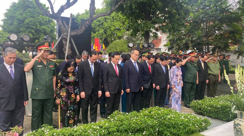 Các đại biểu mặc niệm tưởng nhớ Chủ tịch nước, Đại tướng Lê Đức Anh.