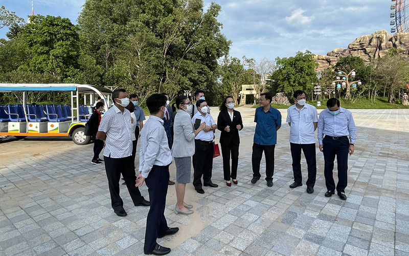 Đoàn công tác thực hiện khảo sát, kiểm tra tại các điểm mua sắm, vui chơi giải trí. (Ảnh: Tổng cục Du lịch)