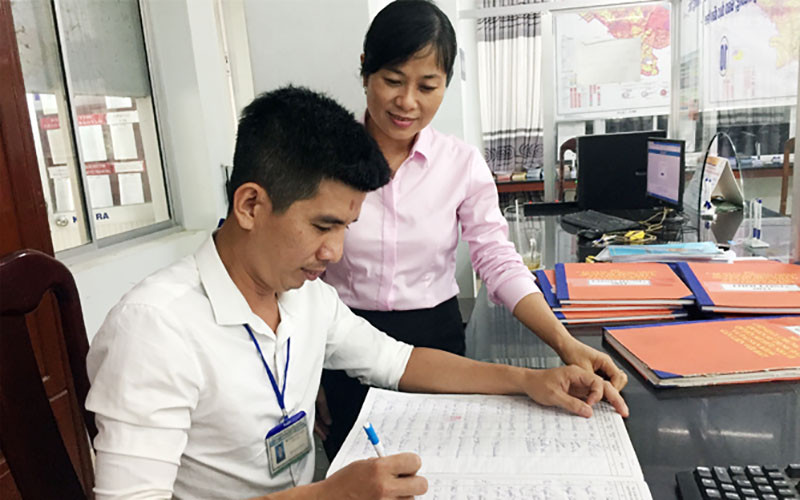 Đồng chí Nguyễn Thị Ái Hoa, Chánh Văn phòng HĐND và UBND quận Ô Môn trao đổi với cán bộ bộ phận một cửa quận.