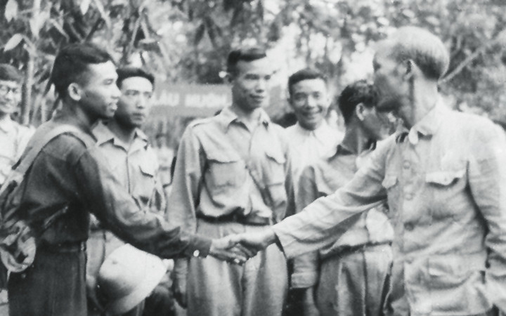 Bác Hồ với nhà thơ, nhà báo liệt sĩ Thôi Hữu, Ủy viên Ban Biên tập Báo Sự Thật (tiền thân của Báo Nhân Dân). Ảnh: TRẦN VĂN LƯU