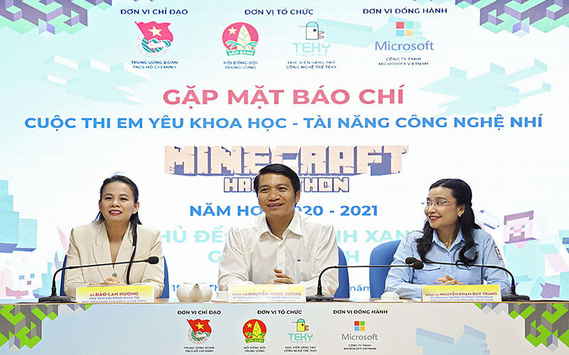 Các thành viên Ban Tổ chức cung cấp thông tin về Cuộc thi tại chương trình. 