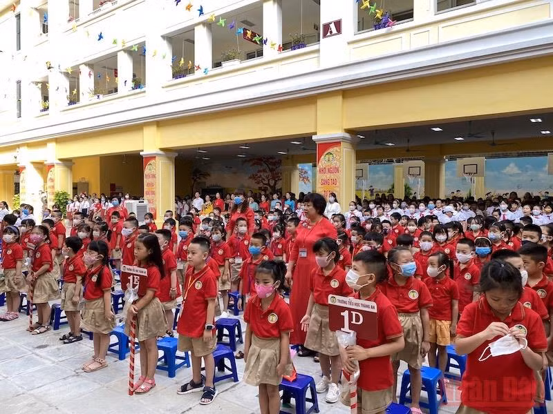 Học sinh lớp 1 trong ngày khai giảng năm học mới 2020-2021