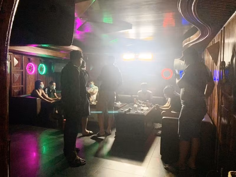 Bất chấp lệnh giãn cách, hàng chục người vẫn tụ tập