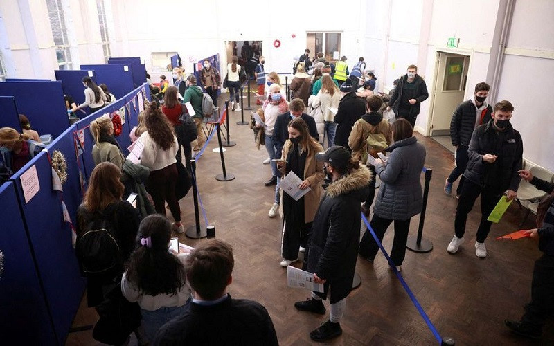 Xếp hàng chờ tiêm ngừa Covid-19 ở London, Anh, ngày 15/12/2021. Ảnh: REUTERS
