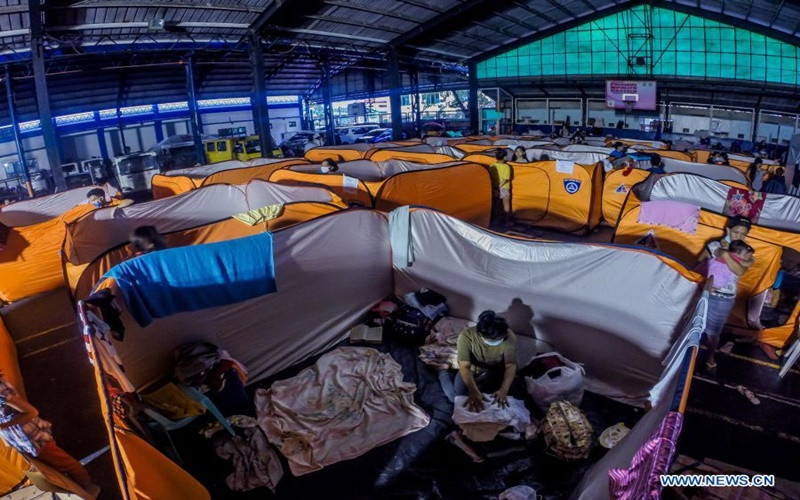 Người dân tránh bão tại trung tâm sơ tán ở TP Quezon. (Ảnh: Tân Hoa xã)