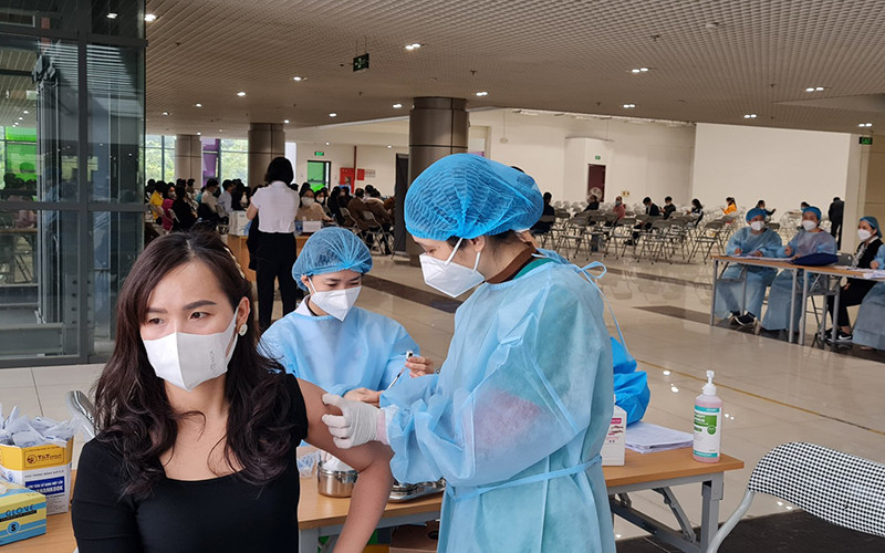 Sở Y tế Vĩnh Phúc tổ chức tiêm mũi 3 phòng ngừa Covid-19 tại Nhà hát thành phố Vĩnh Yên. 