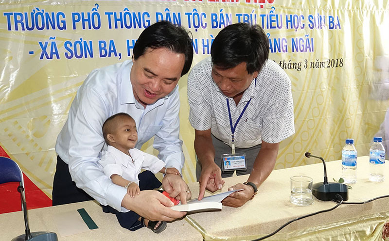 Bộ trưởng Phùng Xuân Nhạ cùng thầy giáo Đặng Văn Cương và em Đinh Văn K'Rể. (Ảnh: HIỂN CỪ)