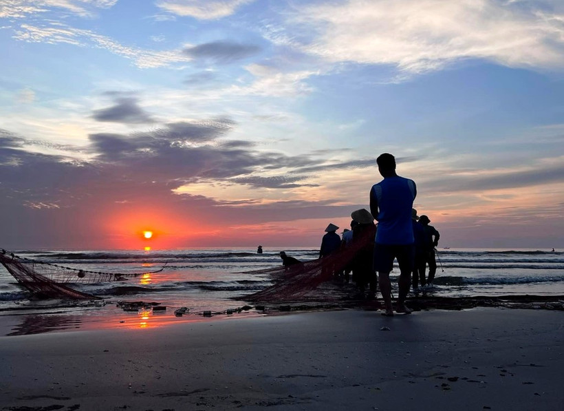 Ngư dân đi lùi “kéo” mặt trời lên