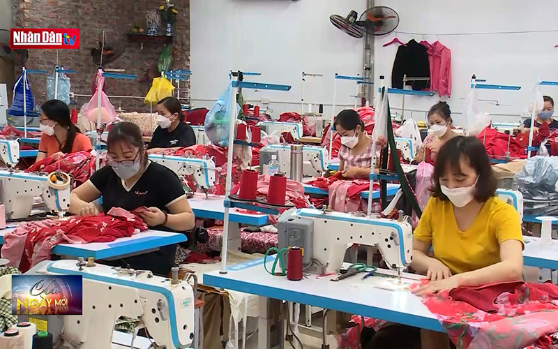 Giá cả leo thang, người lao động thắt chặt chi tiêu