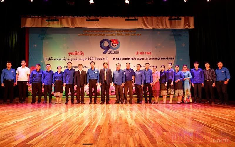 Đồng chí Lê Nho Thạnh, đồng chí Trần Đại Thắng và các đại biểu Lào cùng Ban Cán sự Đoàn TNCS HCM tại lễ mít-tinh.