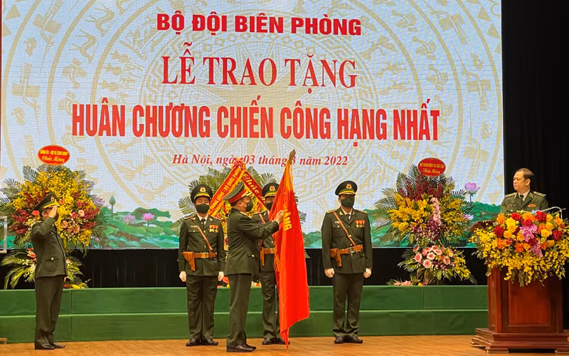 Thượng tướng Hoàng Xuân Chiến, Ủy viên Trung ương Đảng, Thứ trưởng Quốc phòng trao Huân chương cho các tập thể, cá nhân thuộc Bộ đội Biên phòng.