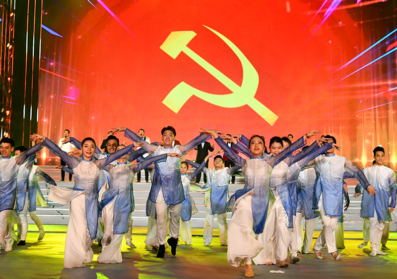 Múa hát mừng Đảng, mừng Xuân.