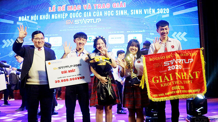 Trao giải nhất cho dự án “Sản xuất và kinh doanh ống hút từ hạt bơ” của các bạn trẻ đến từ tỉnh Đắk Lắk.